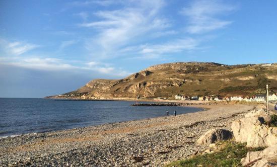 Bodlondeb Castle Bed & Breakfast { Central Llandudno} Bagian luar foto