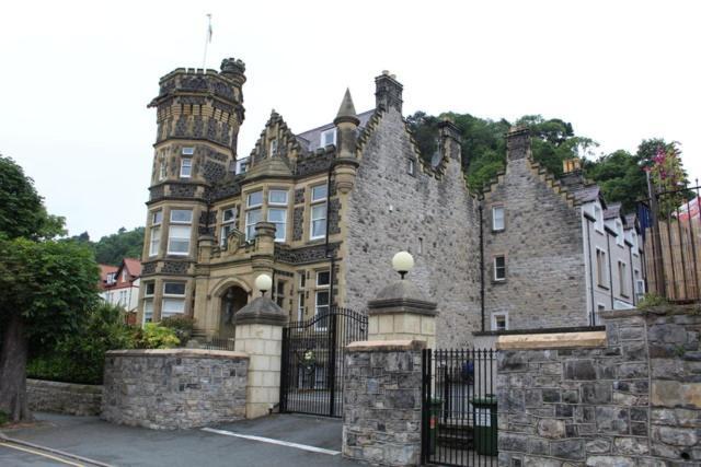Bodlondeb Castle Bed & Breakfast { Central Llandudno} Bagian luar foto