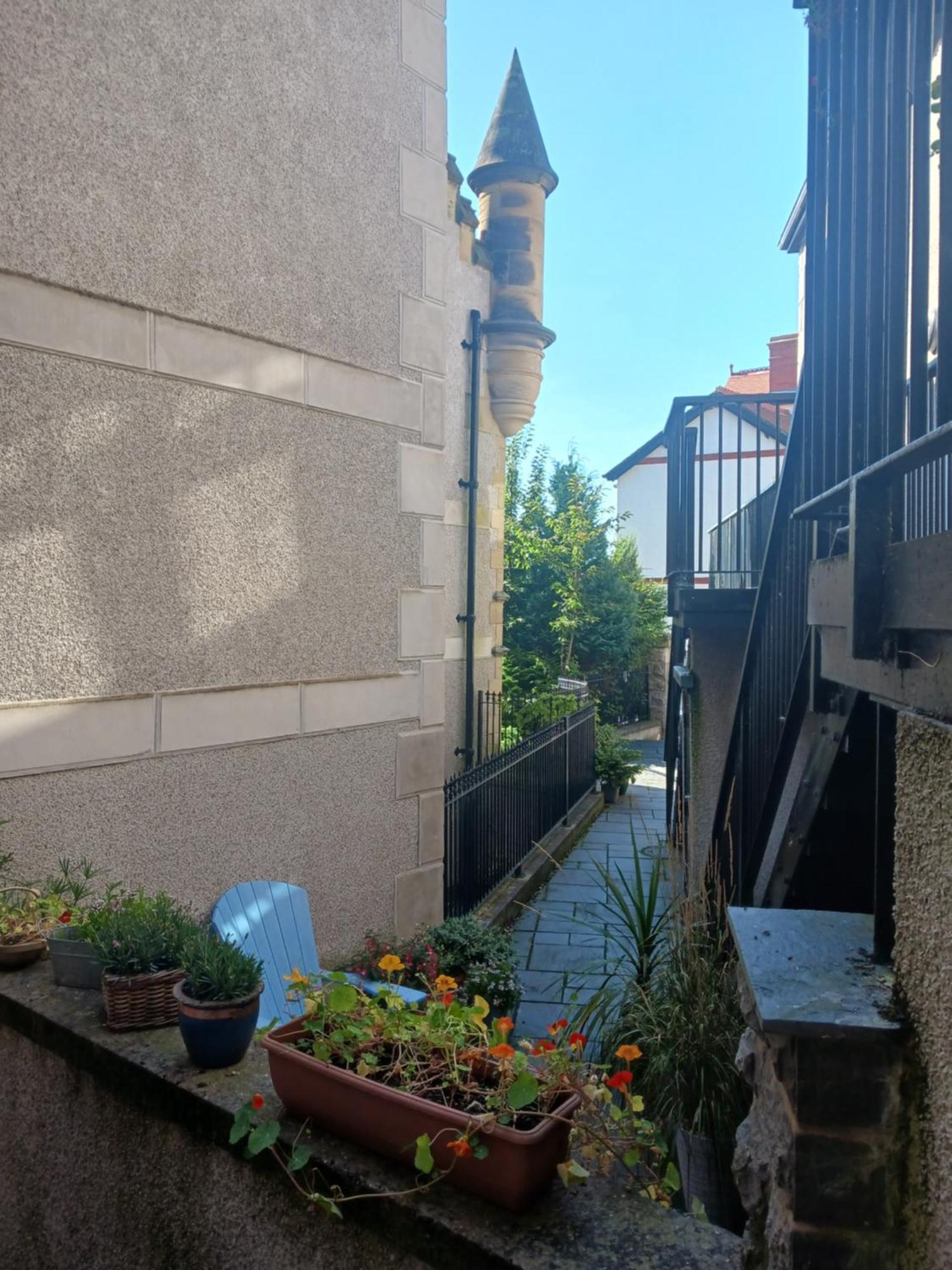 Bodlondeb Castle Bed & Breakfast { Central Llandudno} Bagian luar foto