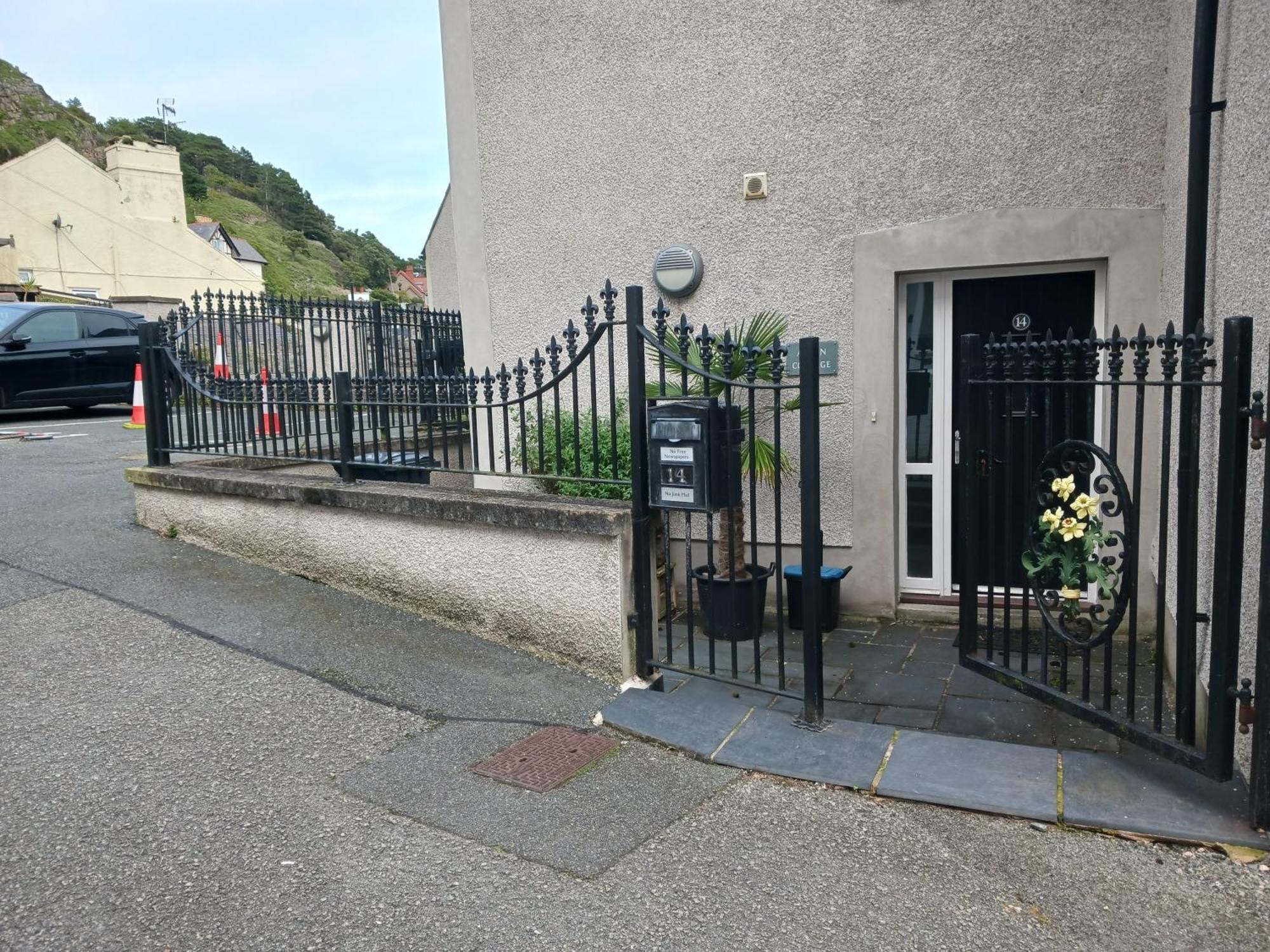 Bodlondeb Castle Bed & Breakfast { Central Llandudno} Bagian luar foto