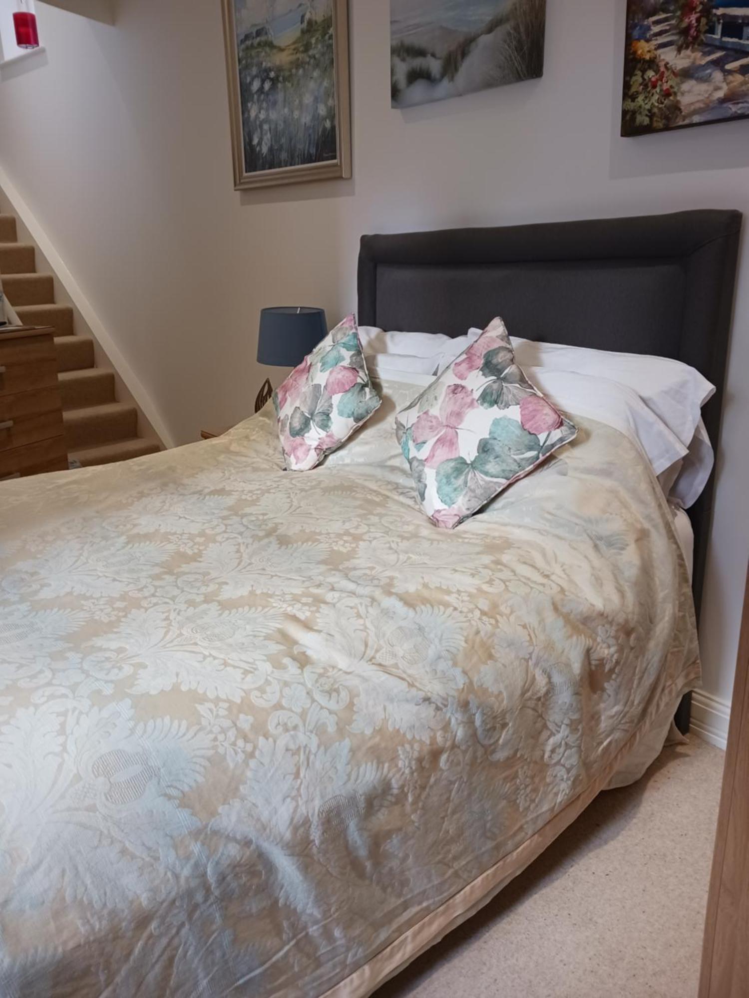 Bodlondeb Castle Bed & Breakfast { Central Llandudno} Bagian luar foto